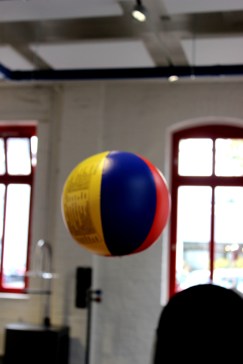 Phänomenta Ball im Luftstrom