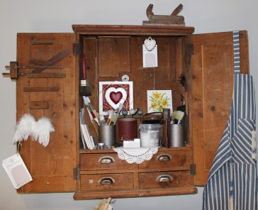 Haus der Raumausstatter Deko Schrank