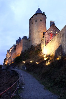 Burg Altena Seitenansicht Weg