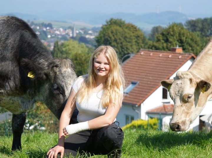 JULIA HUMKE ZWISCHEN WALD UND&nbsp;WIESE